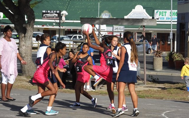 Gansbaai Primêr se 1ste span “Gansbaai Pilchies” in aksie by Laerskool Gansbaai, waar hulle hul eerste wedstryd in die nuwe drag gelykop geëindig het